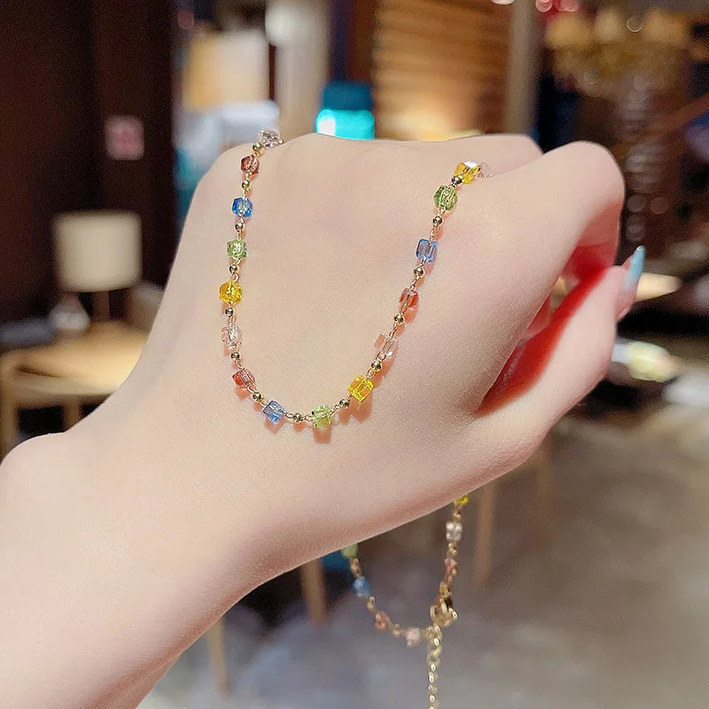 Collier et bracelet à strass incrustés d'émeraude