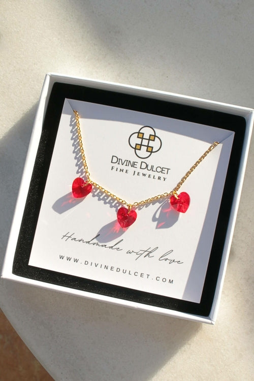 Collier en plaquet or 24 carats avec 3 cœurs rouges