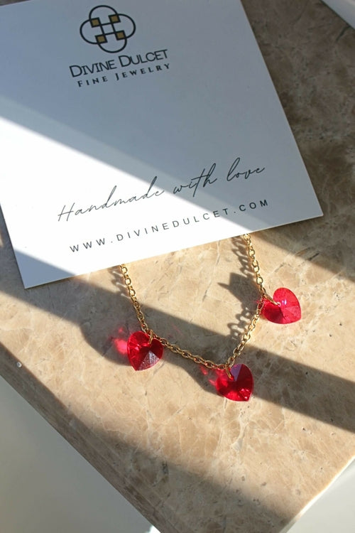 Collier en plaquet or 24 carats avec 3 cœurs rouges