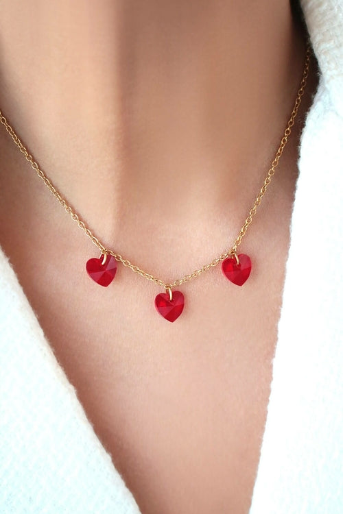 Collier en plaquet or 24 carats avec 3 cœurs rouges